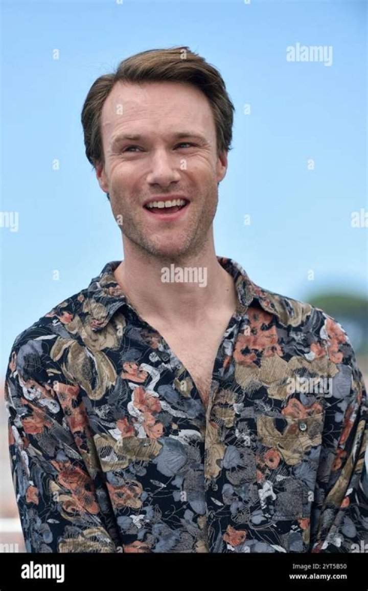 Hugh Skinner – British Actor | Net Worth, Age, Bio, Wiki, Career, Family, Nationality, Ethnicity, Partner, Photos And Facts
